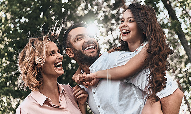 Eine glückliche Familie mit strahlenden Zähnen