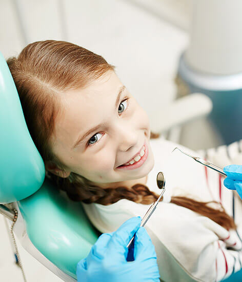 Ein kleines Mädchen bei einem Zahnarzttermin